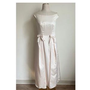 Watters and Watters Silk Cream ALine Wedding Dress with Double Bow Detail Size 6